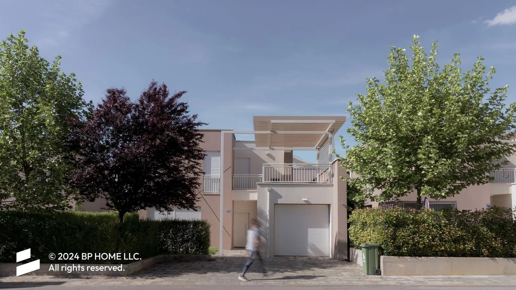 Haus und Terrasse, umrahmt von ausgewachsenen Bäumen