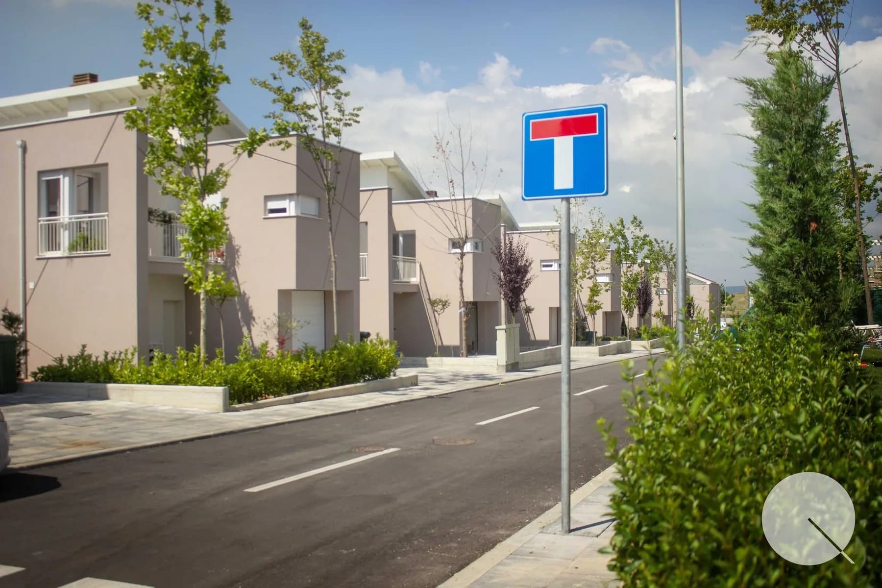 Quartiersstraße mit begrünten Gehwegen