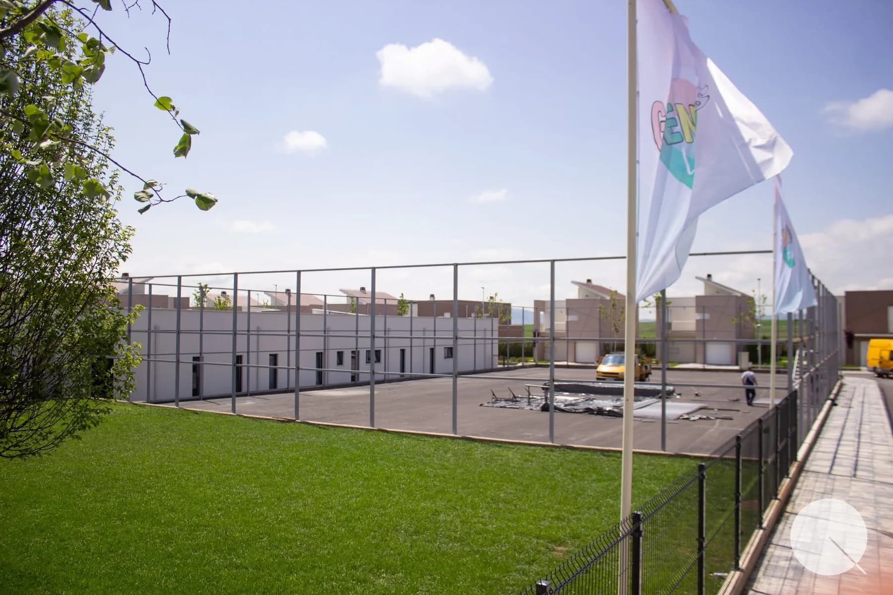 Sportplatz und umliegende Häuser