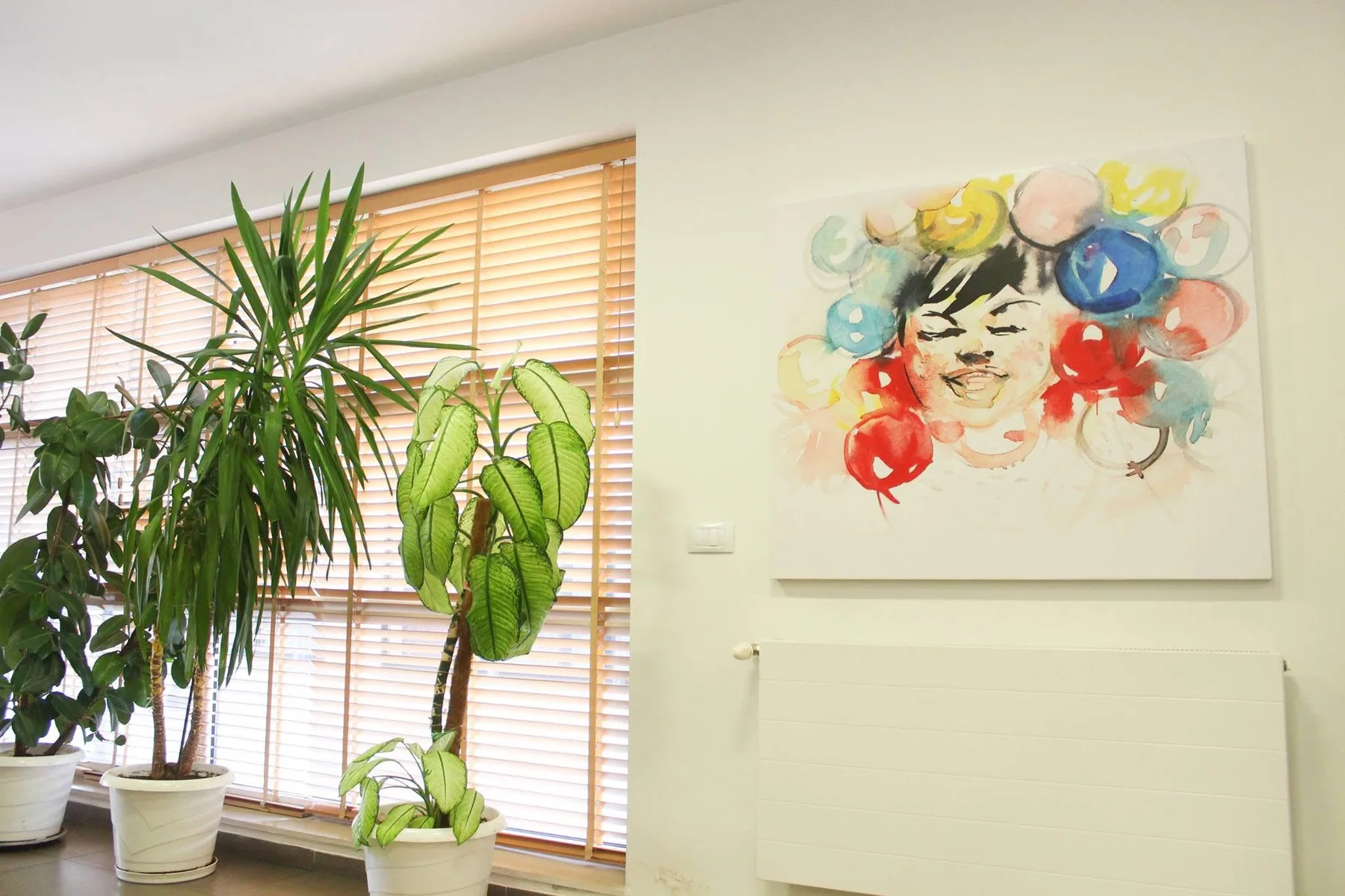 Pflanzen und Kunstwerke im Büro
